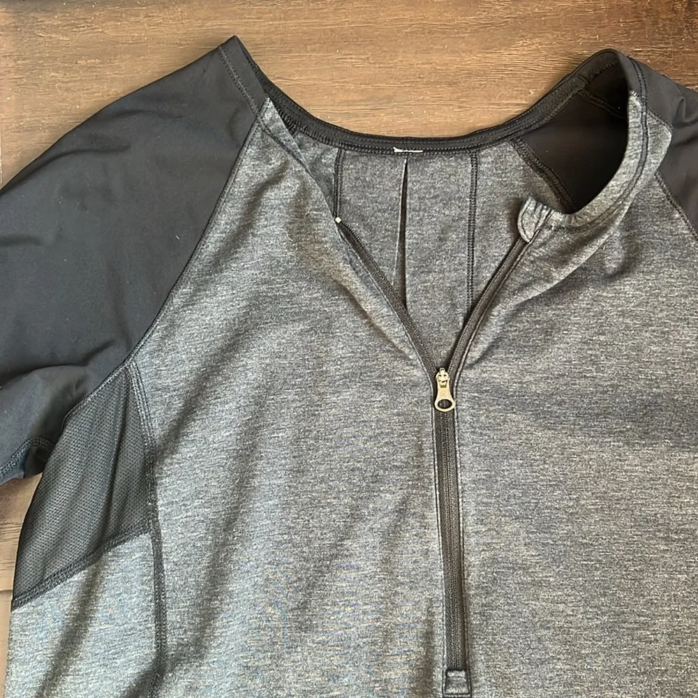 Lululemon Black Clip In Top, size 8